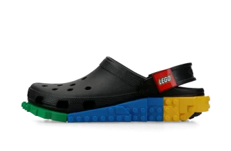 Schwarze Crocs Clogs mit LEGO-Design und buntem Block-Sohle