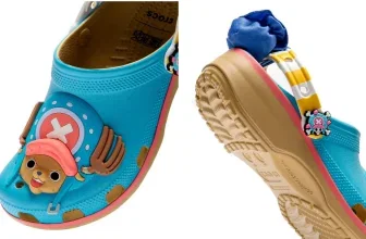 Detailansicht blaue Crocs mit One Piece Chopper-Relief, brauner Sohle und blauem Verschluss