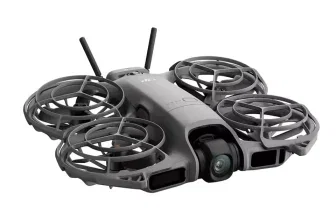 DJI Neo 2 Kameradrohne im Flug mit integriertem Propellerschutz