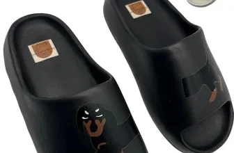 Schwarze und weiße Badelatschen mit Dackel-Motiv und braunem Label auf der Sohle