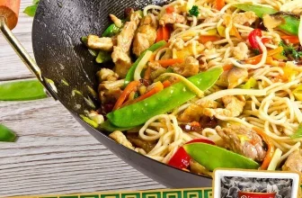 Wok mit Nudeln, Fleisch und Gemüse sowie Packung Diamond Black Fungus
