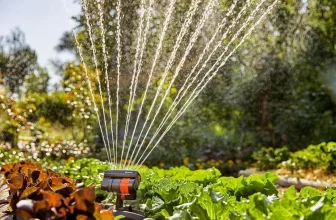 Gardena Viereckregner Aquazoom Compact bewässert Salatpflanzen im Garten