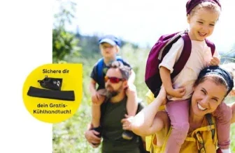 Familie beim Wandern mit gelbem Kreis: Sichere dir dein Gratis-Kühlhandtuch!
