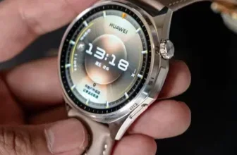 Hand hält Huawei Watch GT 6 mit braunem Lederarmband und leuchtendem Display