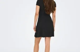 Model von hinten im schwarzen Only Damen Casi Cutline Kleid mit kurzen Ärmeln und weißen Socken