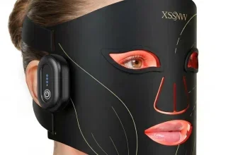 Schwarze LED-Gesichtsmaske mit rotem Licht und seitlichem Controller an einem Modell