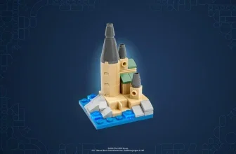 Beige LEGO Mini-Schloss mit grauen Türmen auf blauer Platte vor dunkelblauem Hintergrund