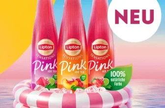 Drei Flaschen Lipton Sensations Pink Ice Tea in einem pink-weißen Schwimmring mit Eiswürfeln und NEU-Aufkleber
