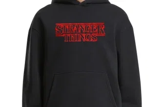 Schwarzer Stranger Things Hoodie mit rotem Logo und Kängurutasche