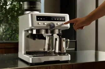 Silberne MOVA S20 pro Espressomaschine mit Milchkanne, Hand bedient Touchscreen