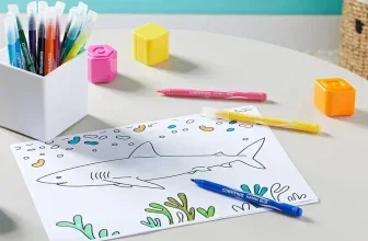 Maped Color'Peps Fasermaler in Weiß, bunt koloriertes Blatt mit Hai-Motiv