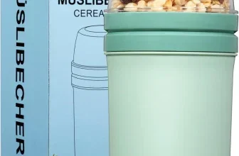 Grüner Mitsemmo Müslibecher mit transparentem Deckel, gefüllt mit Müsli und Beeren, vor blauer Verpackung.