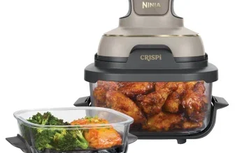 Ninja CRISPi Heißluftfritteuse in Stone Gold mit gefüllten Glaskammern und Hähnchenflügeln