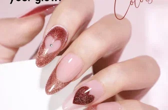 Hand mit langem Nageldesign in Rosé und Rot mit Glitter und Herz-Motiven