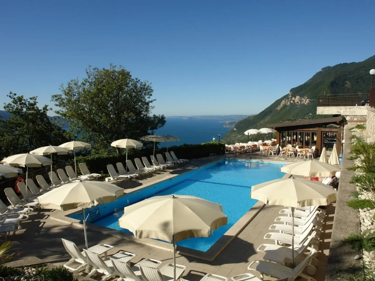 Urlaub am Gardasee – 7 Tage mit Panoramablick auf den See im 3*Residence La Rotonda