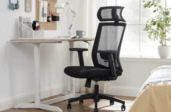 Schwarzer Bürostuhl mit Netzbespannung und Kopfstütze im hellen Homeoffice