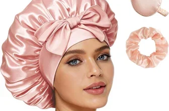 Rosa Satin-Schlafhaube mit Schleife, passendes Augenbändchen und Haarband auf weißem Grund