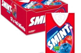 Rote Smint-Mehrfachverpackung mit 12 x 40 Pastillen im Waldfruchtgeschmack und zwei weißen Pastillen