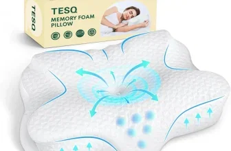 Weißes TESQ Memory Foam Nackenkissen mit Grafik zur Luftzirkulation und Verpackung im Hintergrund