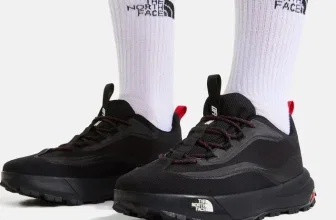 Schwarze The North Face Offtrail Ve Sneaker mit roten Akzenten und weißen Socken