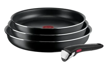 Drei schwarze Tefal-Pfannen gestapelt mit abnehmbarem Griff daneben
