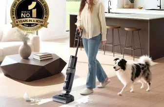 Frau mit Tineco Sauger und Hund im Wohnzimmer, Text: Saugen & Wischen in einem Schritt