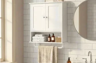 Weißer VASAGLE Wandschrank mit Türen und Handtuchhalter in modernem Badezimmer mit Fliesenwand