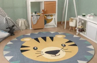 Runder Kinderteppich mit Tigerkopf-Motiv in Grau und Gelb im hellen Kinderzimmer