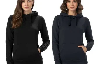 Modelle tragen schwarzen und dunkelblauen Helly Hansen Damen Hoodie mit Kapuze und Kängurutasche