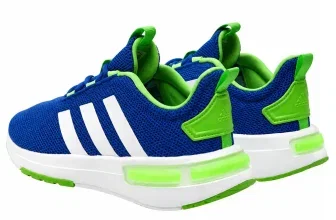 Blaue adidas Racer Tr Kinderschuhe mit weißen Streifen und leuchtend grünen Akzenten