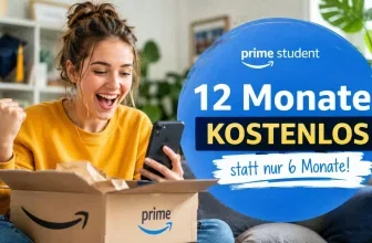Junge Studentin mit Smartphone und Versandkartons in einer Studentenwohnung