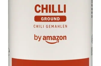 Weiße Gewürzdose mit schwarzem Deckel und rotem Balken, beschriftet mit CHILLI GROUND CHILI GEMAHLEN by amazon.