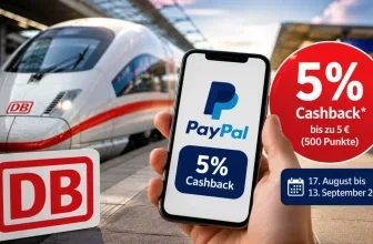 Reisender mit Smartphone vor einem Zug der Deutschen Bahn als Symbol für die PayPal-Cashback-Aktion
