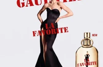 Werbung für Jean Paul Gaultier La Favorite mit Model im schwarzen Kleid und goldener Flasche