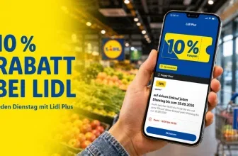 Smartphone mit digitalem Rabattcoupon vor einem Discounter und Einkaufswagen