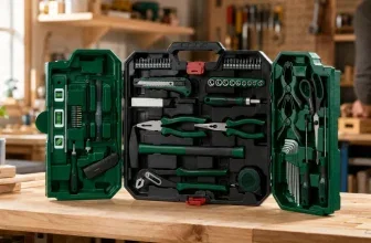 Geöffneter Parkside Werkzeugkoffer mit 80-teiligem Werkzeugset auf einer Werkbank