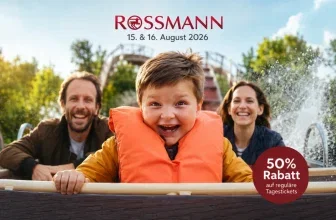 Fröhliche Familie auf einer Wasserattraktion beim Rossmann Familien-Wochenende am 15. und 16. August 2026 mit 50 Prozent Rabatt auf reguläre Tagestickets.