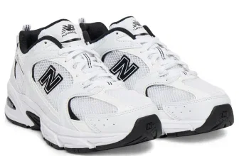 Weiß-schwarze New Balance MR530EWB Sneaker mit N-Logo und Mesh-Obermaterial