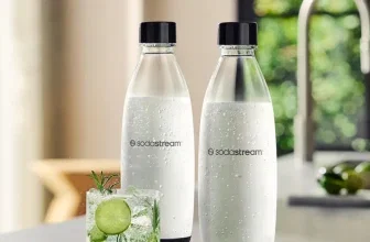 Zwei 1-Liter SodaStream PET-Flaschen und ein Glas mit Gurken und Rosmarin auf einer Küchenarbeitsplatte