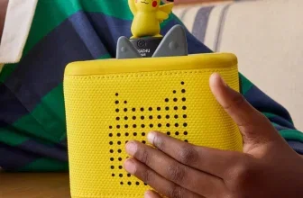 Gelbe Toniebox 2 mit Pikachu-Figur auf dem Sensor, gehalten von einer Hand