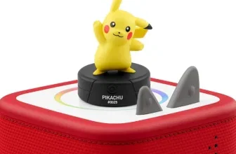 Gelbe Pikachu-Figur auf Toniebox mit rotem Stoffgehäuse und grauen Ohren