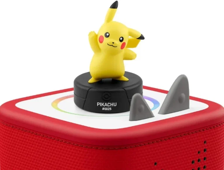 Gelbe Pikachu-Figur auf Toniebox mit rotem Stoffgehäuse und grauen Ohren