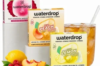 Drei Waterdrop Eistee-Boxen (Himbeere, Pfirsich, Zitrone), frisches Obst und ein Glas mit Eis.