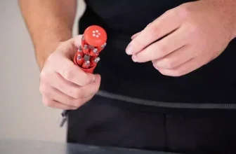 Hand hält roten Wiha LiftUp 25 Schraubendreher mit Bitmagazin