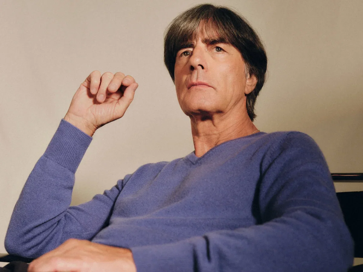 Jogi Löw im blauen Kaschmirpullover der Strenesse-Kollektion bei Lidl