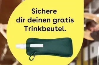 Grüner Trinkbeutel mit Karabinerhaken vor gelbem Kreis mit Text