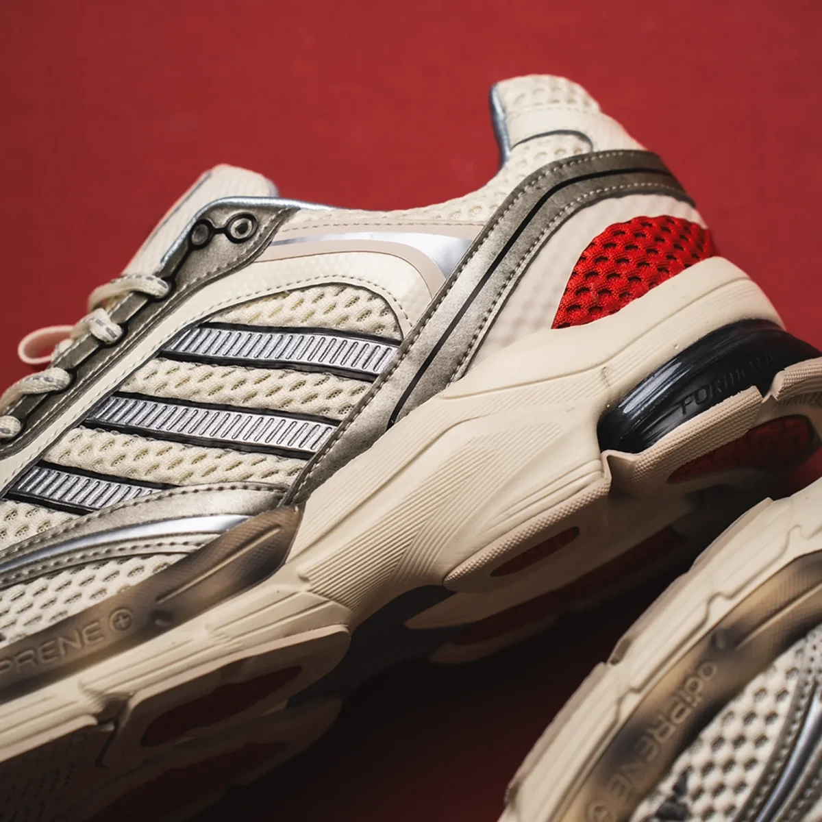 adidas Spiritain 2000 Sneaker in Ivory mit grünen und schwarzen Details