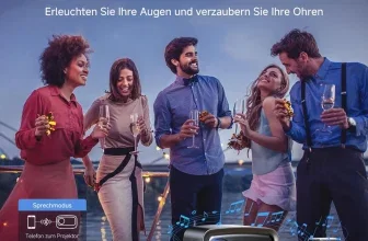 iSinbox Beamer auf Tisch bei Abendstimmung, fünf Personen im Hintergrund, Icons für WiFi 6 und Bluetooth 5.3