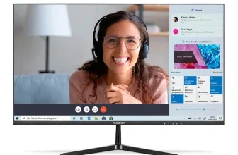 Medion Monitor zeigt eine Frau mit Kopfhörer in einer Videoanruf-App und die Windows-Taskleiste