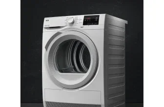Weißer AEG Wärmepumpentrockner Serie 7000 mit Digitalanzeige vor dunklem Hintergrund